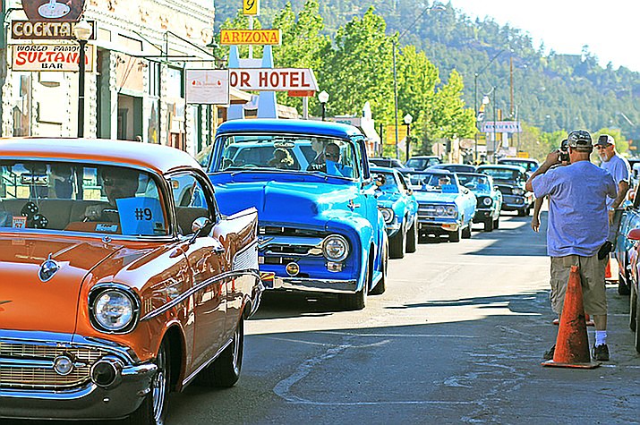 Cars rumble down main street in Williams during the 2022 Williams Historic Route 66 Car Show. (Wendy Howell/WGCN)