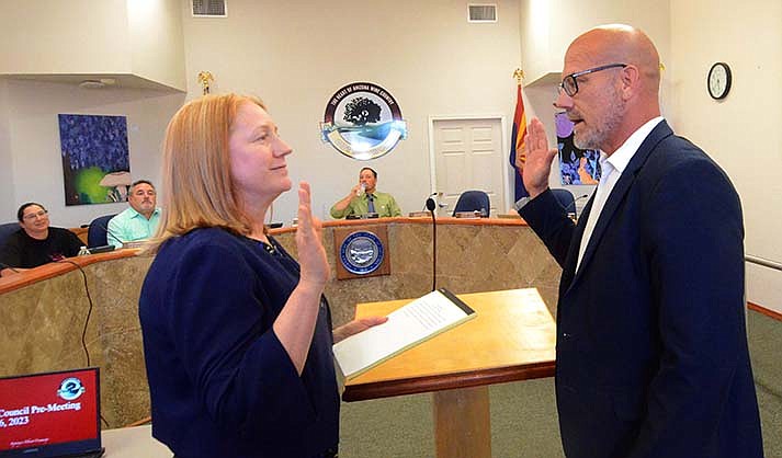 The Cottonwood City Councilmembers welcome the newest member to the board, Derek Palosaari, Tuesday, June 6, 2023. He was sworn in by the city’s new city attorney Jenny Winkler who was also introduced during the meeting. VVN/Vyto Starinskas