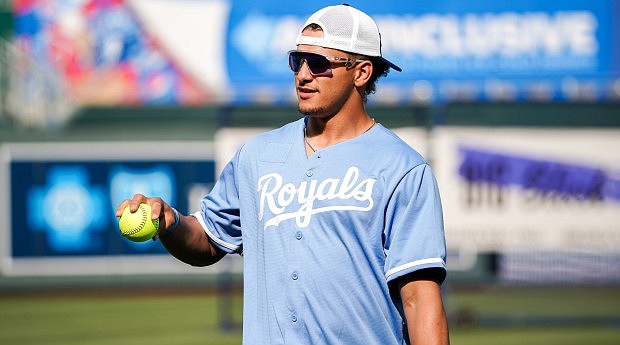 Chiefs' Patrick Mahomes Swaps Autographs With MLB Rookie Phenom