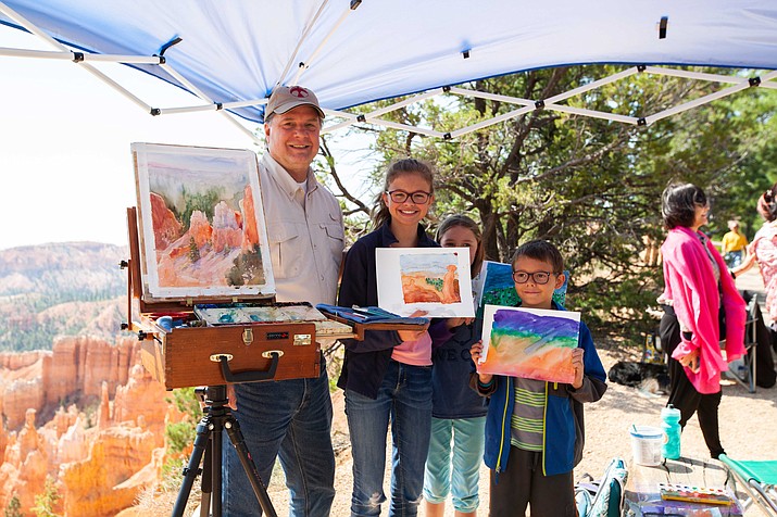 Artist Roland Lee shares his knowledge with young visitors at Bryce Canyon National Park. (Photo/Bryce Canyon National Park)