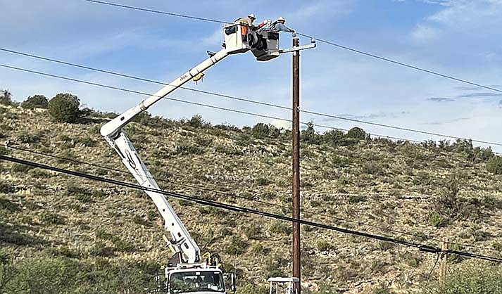 APS crews worked overnight to restore power in the Beaver Creek area of Rimrock, Lake Montezuma and McGuireville. (VVN/Vyto Starinskas)