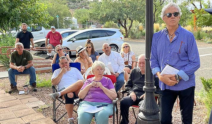 Douglas Edgelow, right, the owner of Sedona Vineyards LLC, was a guest of the Beaver Creek Community Association Friday morning, Sept. 1, 2023. (VVN/Vyto Starinskas)
