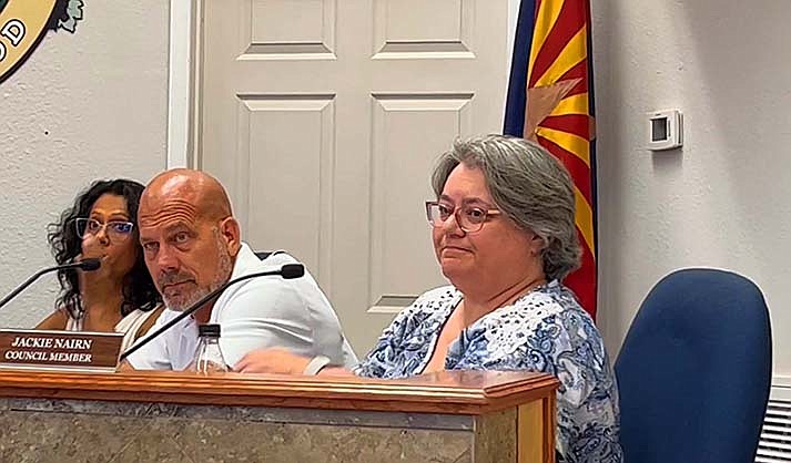 Jackie Nairn announces her resignation from the Cottonwood City Council at its regular meeting on Tuesday, Sept. 5, 2023. (VVN/Vyto Starinskas)