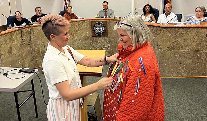Nell Faust pins a ribbon on Julie Fernatt who was wearing Penny Smith’s jacket at the council meeting on Tuesday, Sept. 5, 2023. All the supporters pinned a ribbon on the jacket after they spoke. (VVN/Vyto Starinskas)