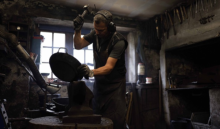Hammersmith Andreas Rohrmoser works in his hammer forge, in Bad Oberdorf, Germany, Monday, Sept. 18, 2023. (AP Photo/Matthias Schrader)