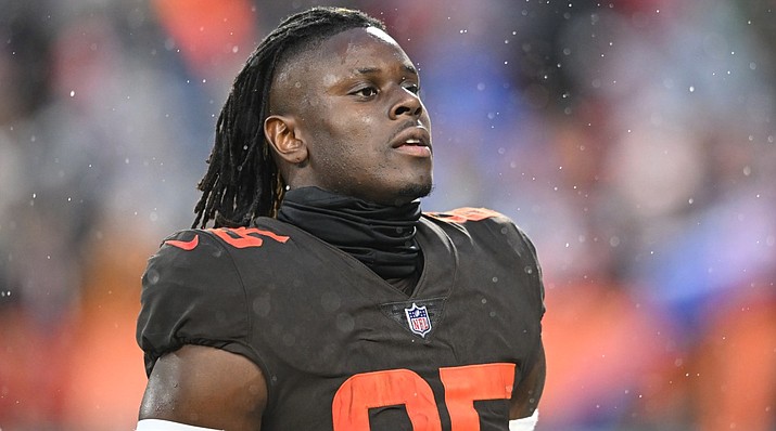 Browns: David Njoku shows up to Week 4 in a full mask after burns