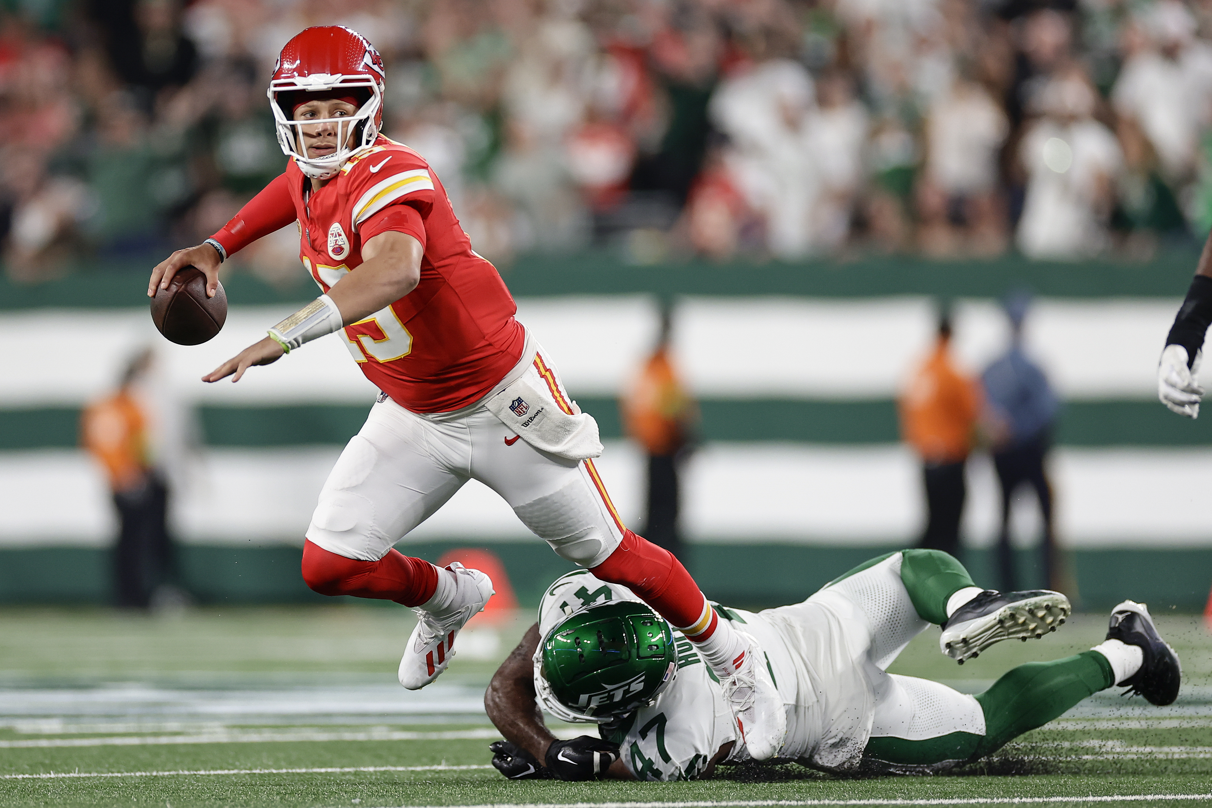 Patrick Mahomes, Chiefs withstand rally by Zach Wilson, Jets to