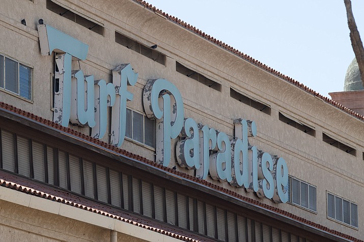 Live racing at Turf Paradise is expected to resume in January, according to a release Wednesday from the track, keeping horse racing alive in Phoenix. (Jacob Luthi/Cronkite News)