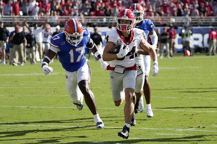 Georgia wide receiver Ladd McConkey (84) runs past Florida linebacker Scooby Williams (17) to score a touchdown on a 41-yard pass play during the first half of a game, Saturday, Oct. 28, 2023, in Jacksonville, Fla. (John Raoux/AP)