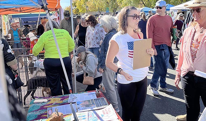 Community member Jennifer Richards took her slag pile concerns to a booth on Walkin’ on Main on Saturday with a pile of petitions. ADEQ also will be hosting a virtual community meeting in partnership with the City of Cottonwood on Wednesday, Dec. 13, at 4 p.m. (VVN/Vyto Starinskas)