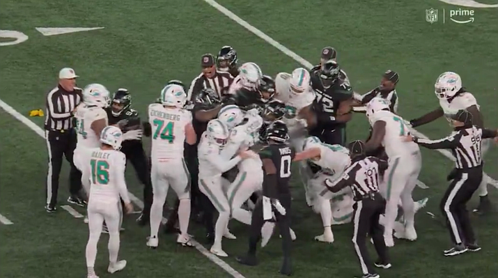 Fight in Dolphins-Jets Left Ref Bloodied and Led to Two Players Being  Ejected | The Daily Courier | Prescott, AZ