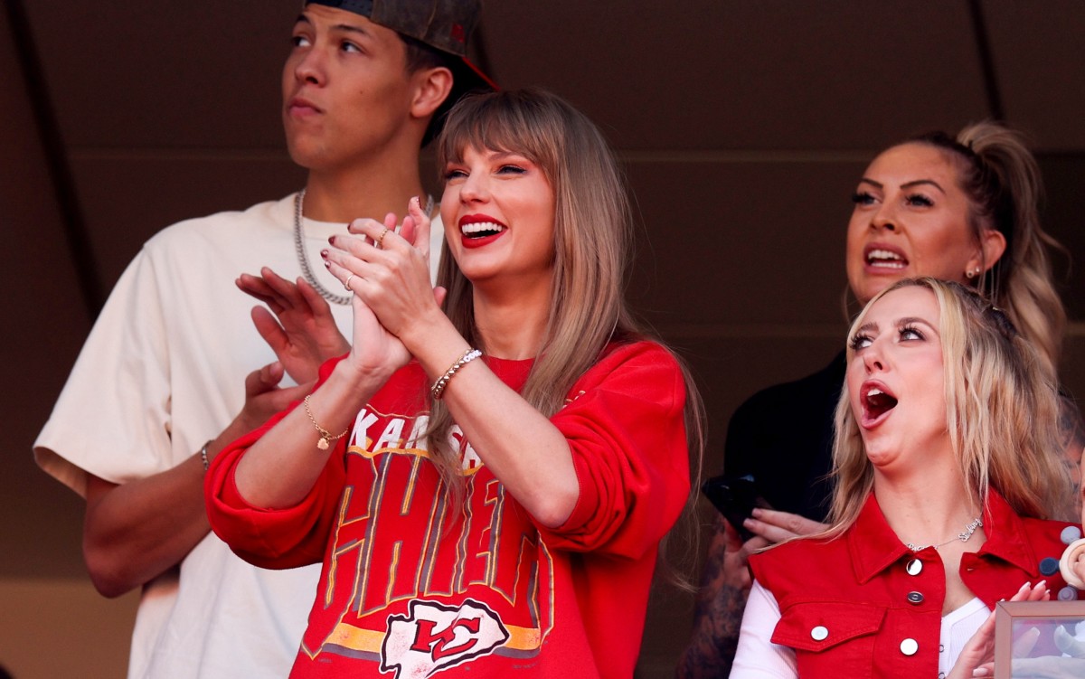 Photos of Taylor Swift Cheering for Travis Kelce at Kansas City