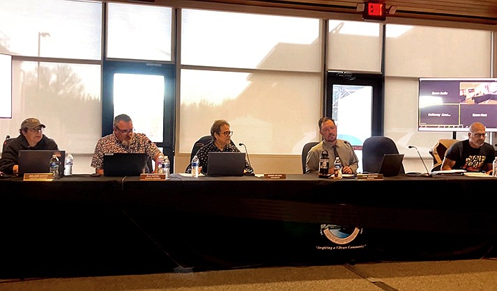 The Cottonwood City Council discusses interviewing new councilmember candidates during their meeting on Tuesday, Dec. 5, 2023. (VVN/Vyto Starinskas)