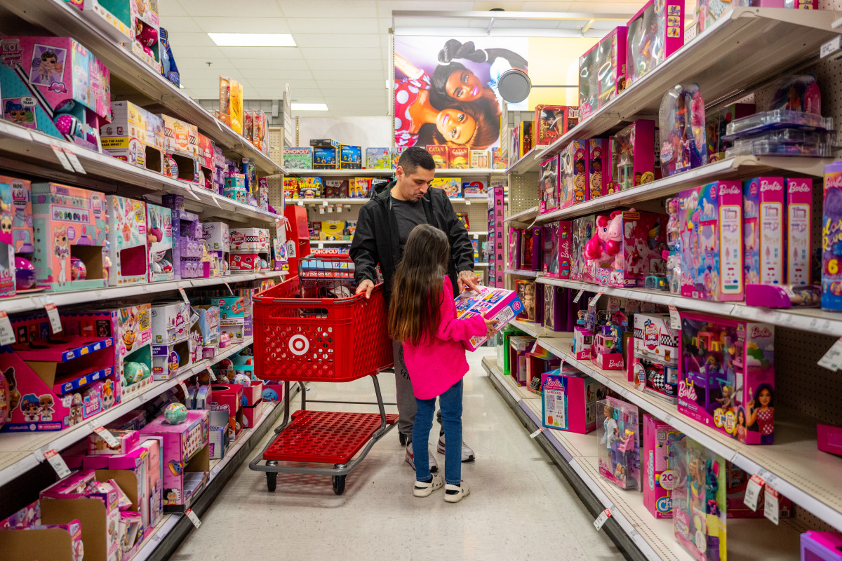 Target Shoppers Suddenly Buying Up Common 7 Item The Daily Courier   Shoppers Search For Holiday Gifts In Austin Tx N3U8Wp9 