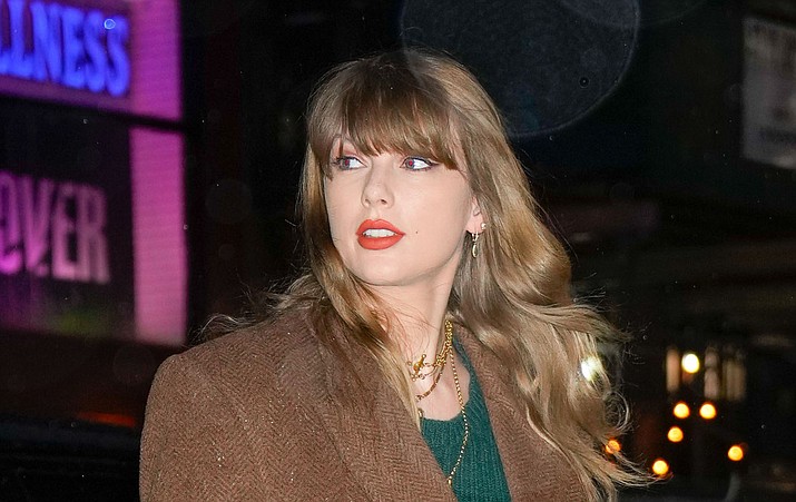 Taylor Swift Steps Out in NYC Storm in Gorgeous Green Sweater Dress ...