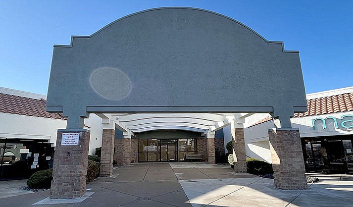 The former J.C. Penney’s building in Cottonwood remains empty. (VVN/Vyto Starinskas)