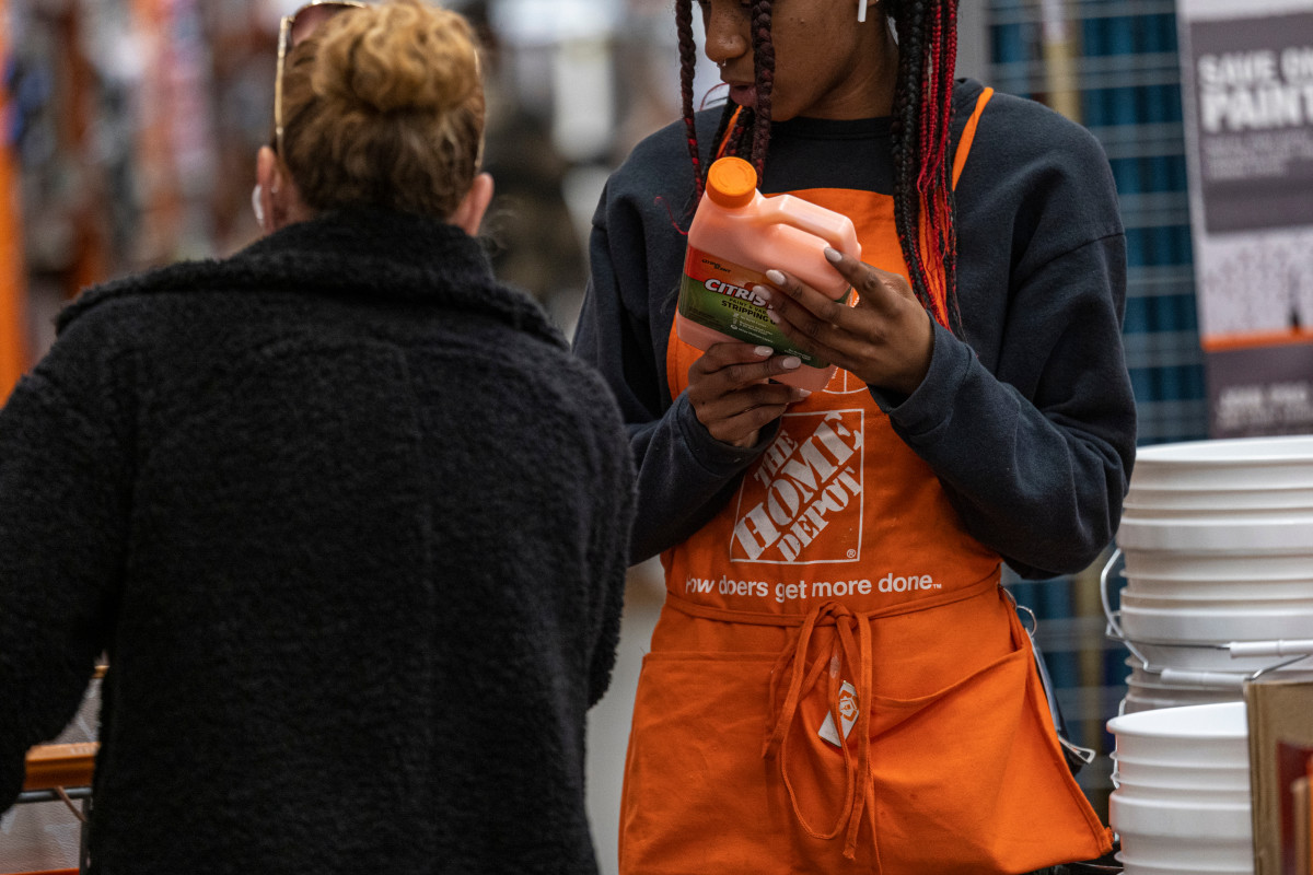 How much does Home Depot pay? Hourly wages for new employees The