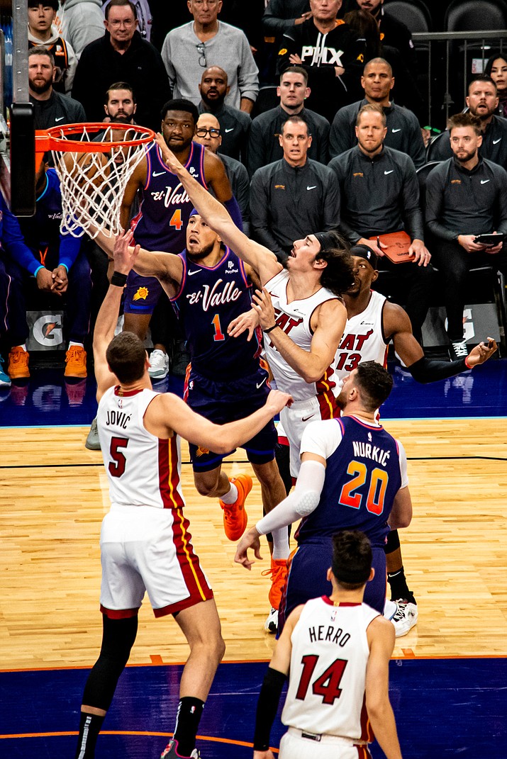 Suns’ Devin Booker (1) goes for a layup against the Miami Heat at the Footprint Center on Jan. 5, 2024 (Chris Ortiz/Courier)