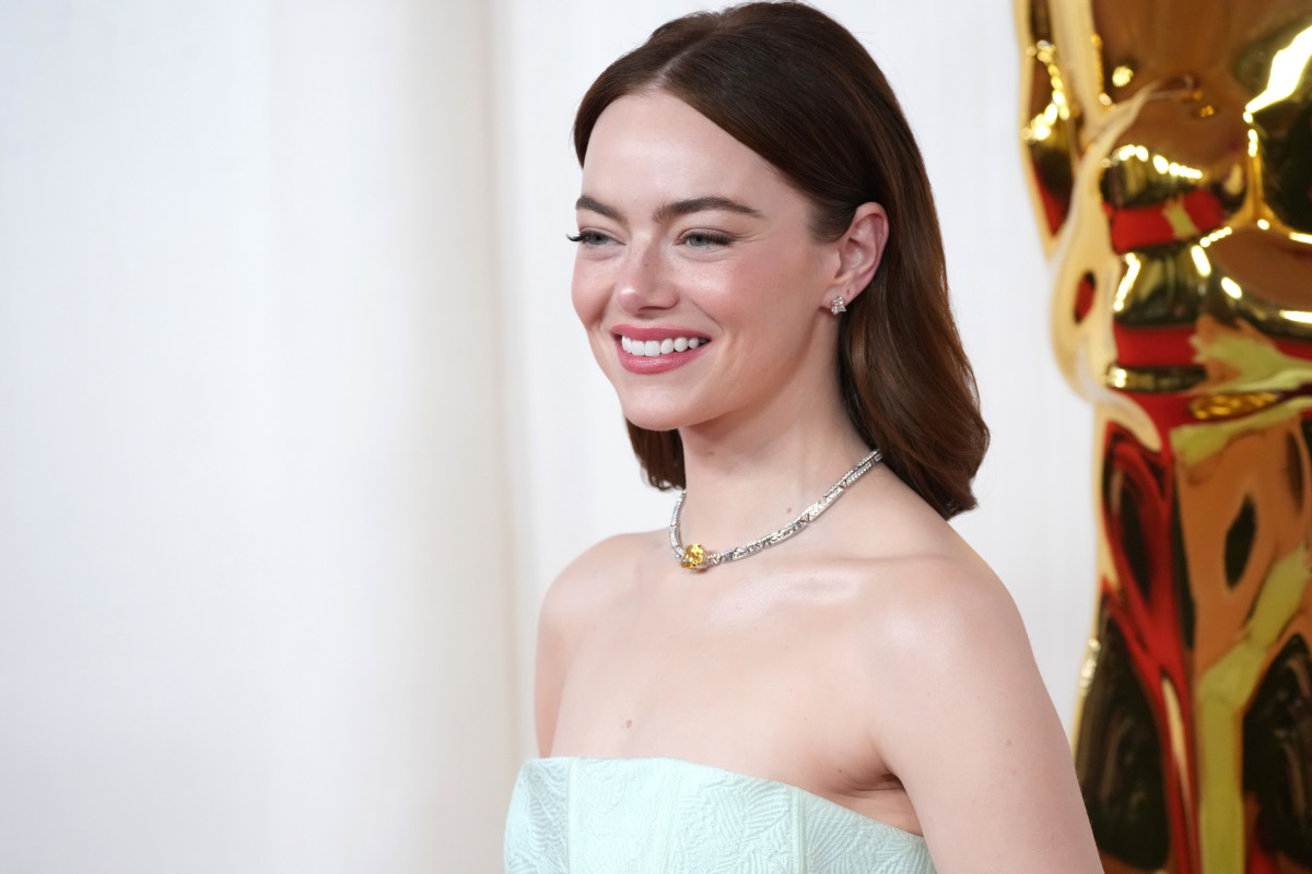 Emma Stone Experiences Wardrobe Malfunction During Live Oscars