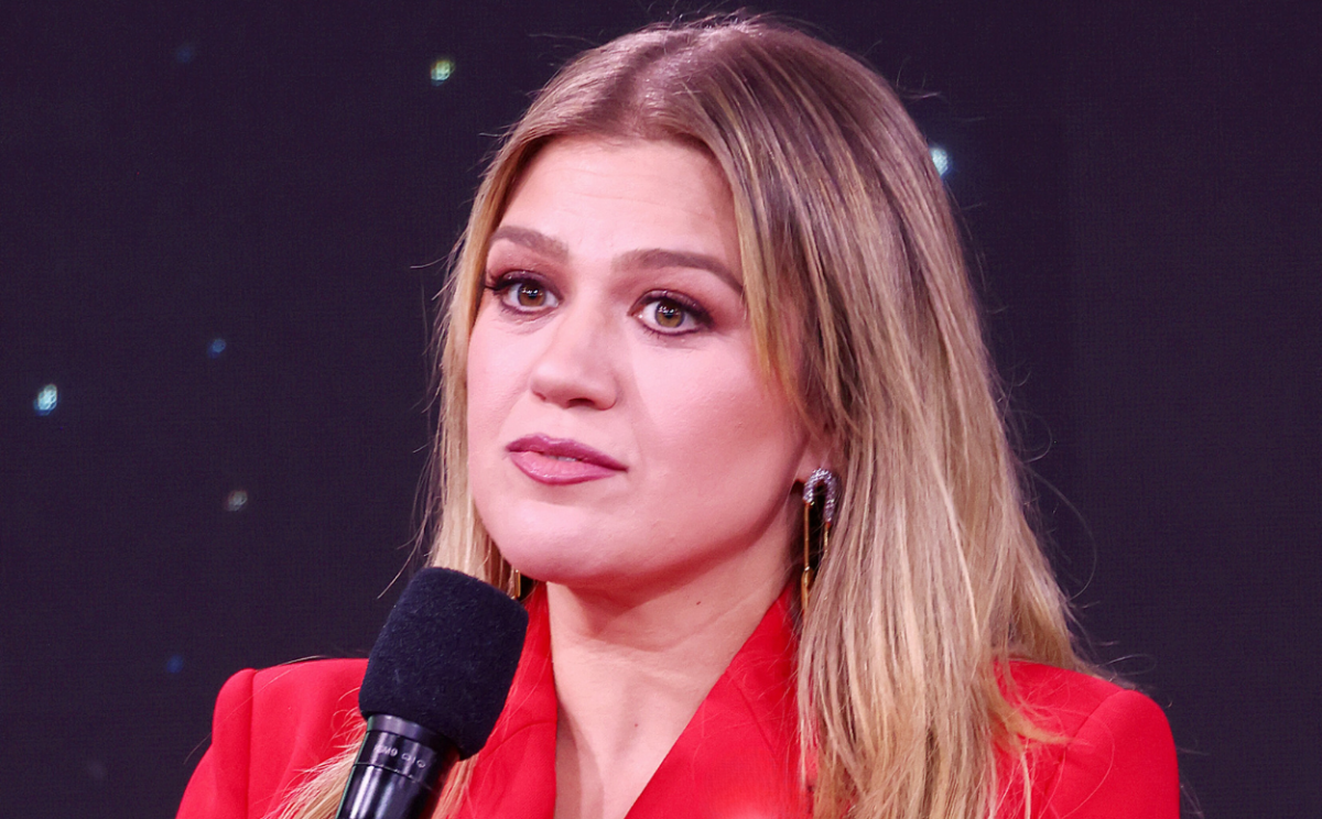 Kelly Clarkson Apologizes to Her Mom for NSFW 'Tonight Show' Skit The