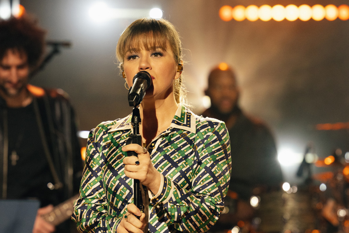Kelly Clarkson's Latest Kellyoke Cover Leaves Fans With 'Instant Chills