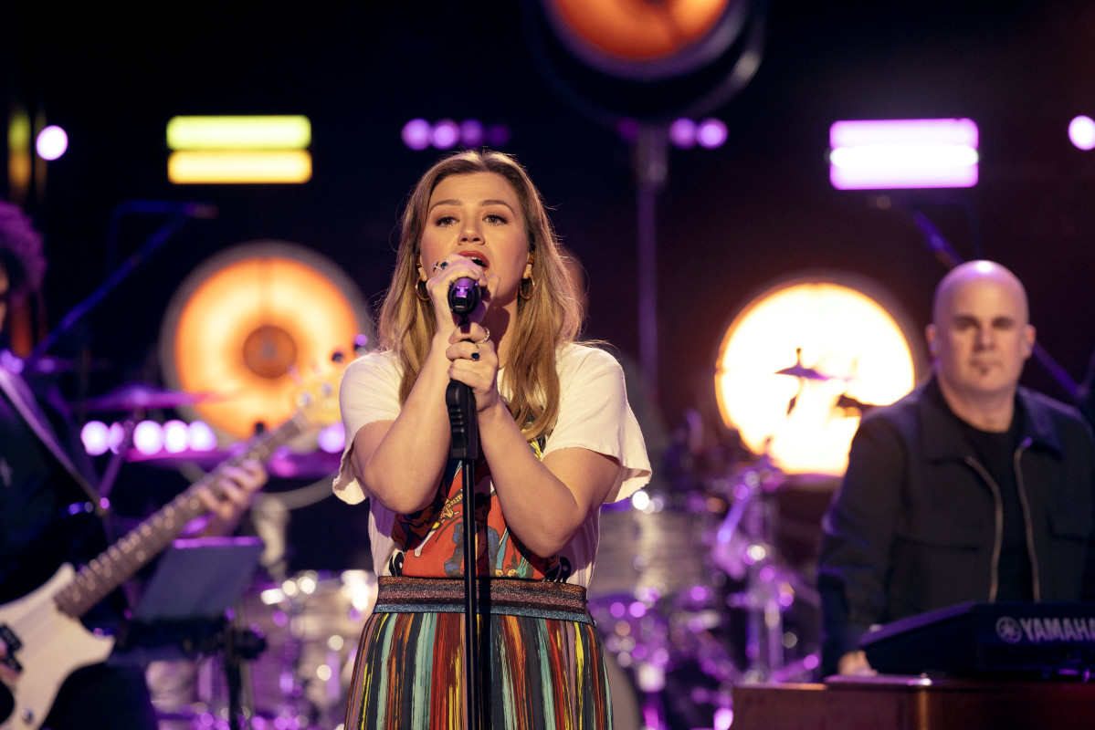 Fans Praise Kelly Clarkson's 'Out of This World' Vocals on Miley Cyrus ...