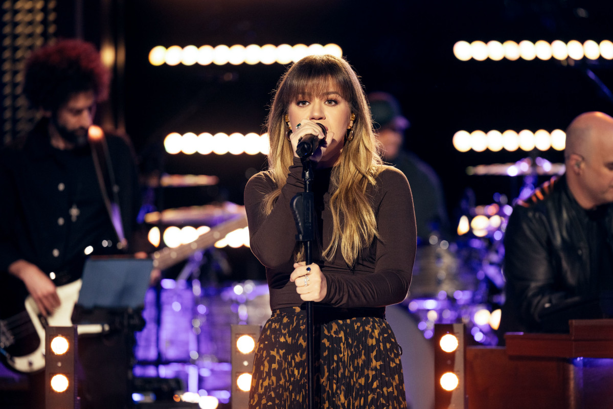 Fans Say Kelly Clarkson ‘Outranks Herself’ in ‘Kellyoke’ Cover of Her ...